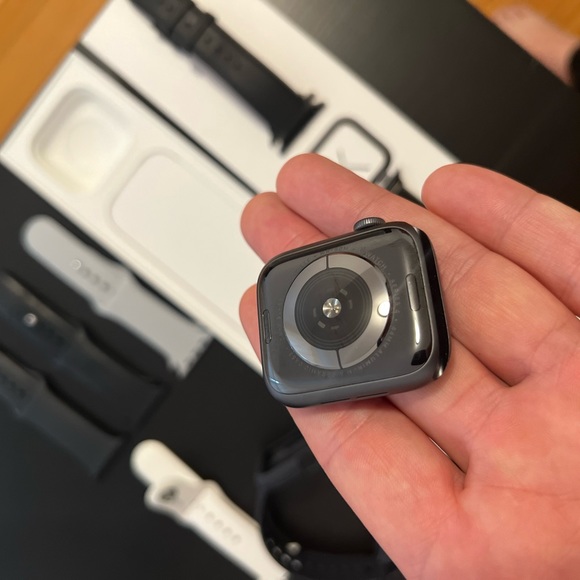 Apple Watch 44mm 4th generation - Picture 6 of 7